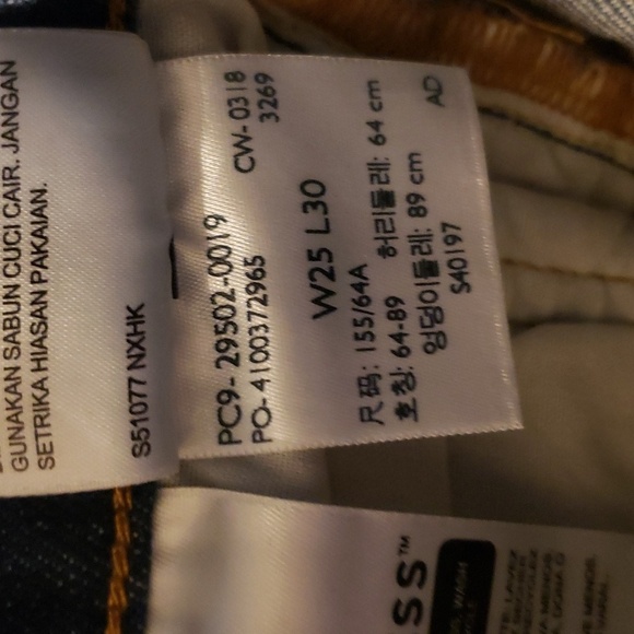 Levi’s 501 button fly Skinny High Rise Raw Hem Jeans - Picture 8 of 8